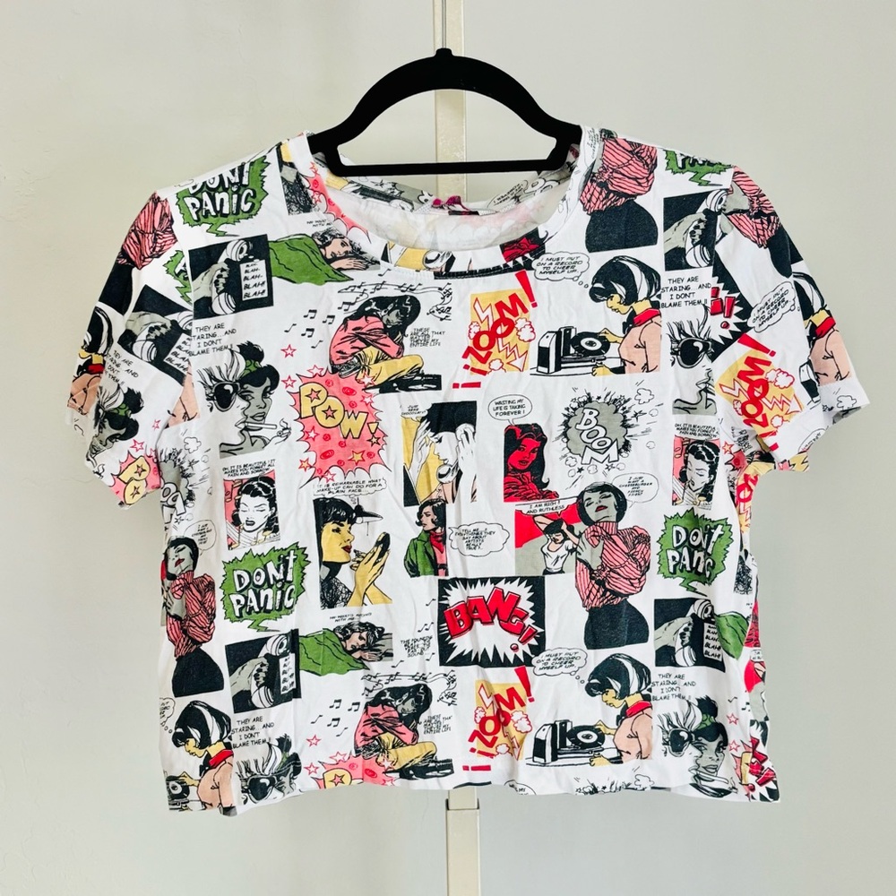 🌿 3 FOR $12 Comic Strip Print Short Sleevef Crop Top in White